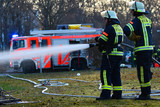 Mehrere Bäume und ein Mast standen am Sonntagmorgen in Wiesbaden-Biebrich in Flammen. Die Feuerwehr löschte den Brand.