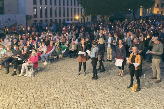 Die Evangelische Allianz lädt am Tag der Deutschen Einheit alle Wiesbadenerinnen und Wiesbadener zum Singen auf den Schlossplatz ein. Hier Bilder des Events aus Ebersbach und HAlle an der Saale.