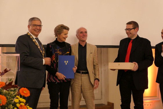 Am Wochenende überreichte Oberbürgermeister Gert-Uwe Mende den "Preis zur Förderung des kulturellen Lebens in Wiesbaden" an den Verein Kunstarche.