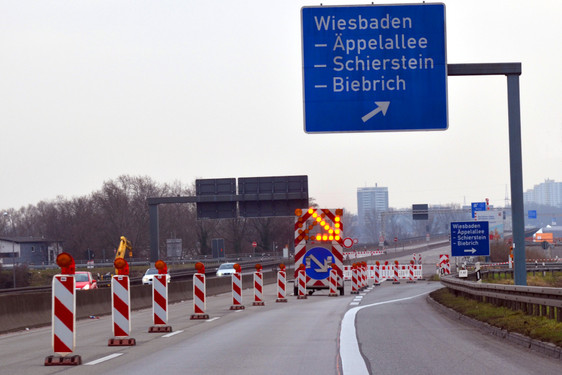 Bevor die neue Schiersteiner Brücke der A643 in Wiesbaden kommende Woche Montag für den Verkehr freigegeben wird, wird sie am Wochenende noch einmal voll gesperrt. Es wird ein Verkehrschaos erwartet.