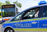 Eine 16-jährige Wiesbadenerin wurde am Donnerstagabend in einem Linienbus von einem bis dato unbekannten Tätern unsittlich berührt.
