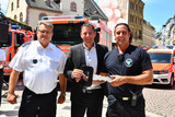 Wiesbadens Oberbürgermeister Sven Gerich übergibt Einsatzfahrzeuge an die Feuerwehr.