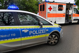 Fahrradfahrer fährt bei rote Fußgängerampel in Mainz-Kastel über die Straße und wird von einem Auto erfasst. Rettungssanitäter und Polizei im Einsatz.