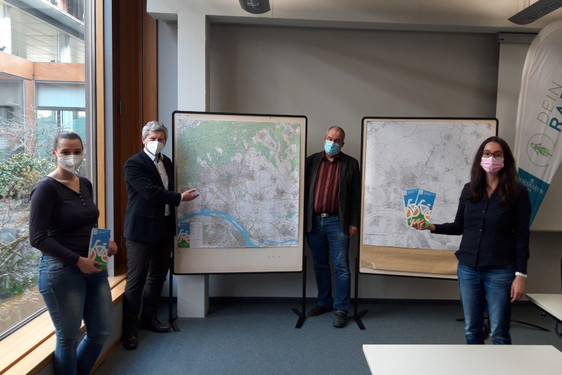Andreas Kowol mit Christina Land (links), Gerald Berg und Rosa Jahn (rechts) vom Tiefbau- und Vermessungsamt beim Vorstellen der neuen Radverkehrskarte.