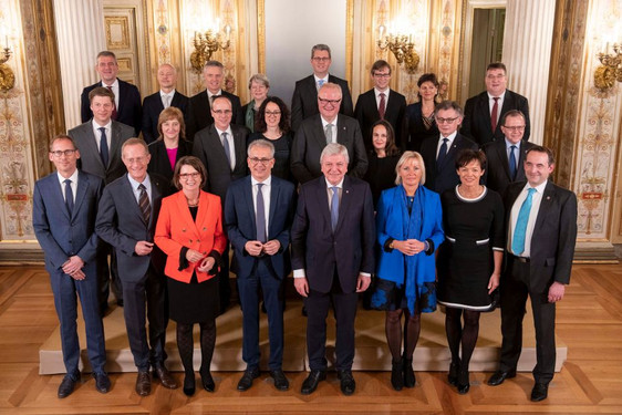 Gruppenfoto des Kabinetts und Einblicke in die konstituierende Sitzung des Landtags