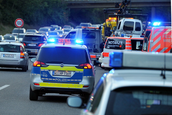 Unfall auf der B455 bei Wiesbaden-Erbenheim. Drei Personen wurden verletzt. Rettungskräfte im Einsatz.