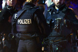 Sicherheit in Wiesbaden: Streifen waren in den Nächten des Wochenendes in der Innenstadt zu Fuß im Einsatz und führten Kontrollen durch. Messer und Drogen wurden gefunden.