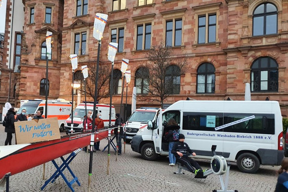 Fünfzehn Kinder- und Jugendruderer haben auf dem Dern’schen Gelände Wiesbaden auf die Sperrung und die Missstände ihrer maroden städtischen Schul- Sportstätte, dem schwimmenden Schulbootshaus in Wiesbaden aufmerksam gemacht