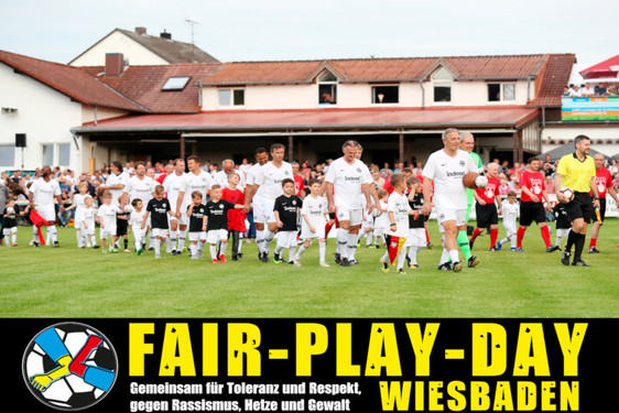 Charity-Turnier: Der Fair-Play-Day 2022 in Wiesbaden auf dem Sportplatz des  VfR Wiesbaden 1926 e.V. in der Steinberger Straße. Das Highlight wird das Spiel der Traditionsmannschaft von Eintracht Frankfurt gegen die Nationalmannschaft der Winzer “Weinelf" sein.