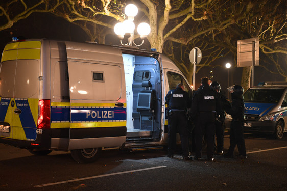 Böller und Raketen in in der Silvesternacht auf Menschenansammlungen in Wiesbaden abgefeuert. Die Polizei konnte mehrere Tatverdächtige festgenommen.