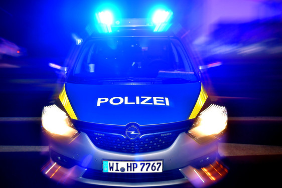 Junger Mann greift Mitarbeiter der Stadtpolizei in Wiesbaden an und beleidigt sie.