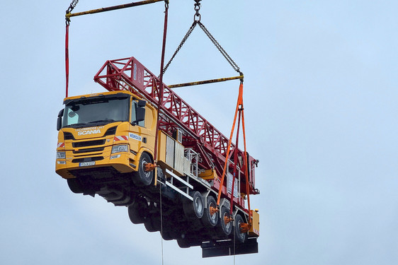 Der Spezial-Lastwagen von kaputter Salzbachtalbrücke bei Wiesbaden wurde am Mittwochvormittag von einem Mega-Kran herunter gehoben.