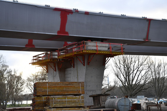 Das letzte Brückenbauteil der Schiersteiner Brücke wird in der kommenden Woche eingeschwommen - Die Fertigstellung soll noch in 2021 erfolgen