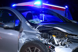 Auto-Fahrer am Samstagabend in Wiesbaden-Biebrich zum Ausweichen gezwungen. Pkw  verunfallt, Verursacher flüchtet.
