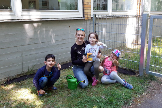 Die Kindern der Kita der ev. Lukasgemeinde haben Ende Mai am Zaun zum Kindergarten blühende Pflanzen ausgesät.