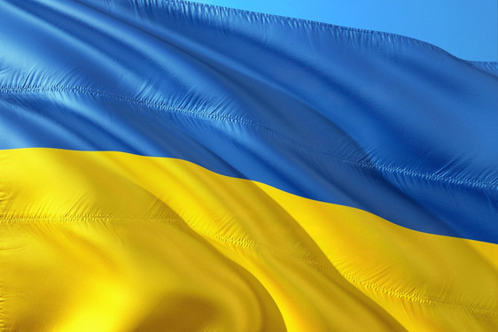 Wiesbaden hat 250 Aufenthaltstitel und Arbeitserlaubnisse für Ukrainerinnen und Ukrainer ausgestellt.