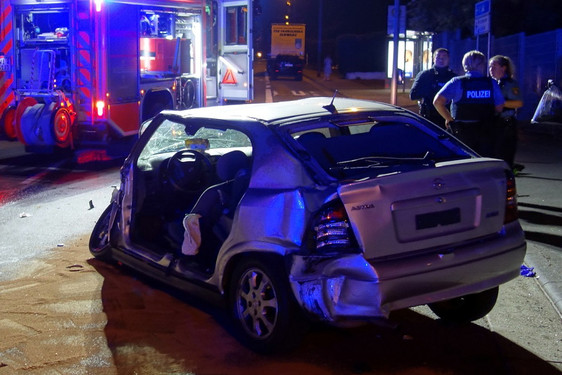 Zwei Autos kollidierten auf der Kreuzung Erich-Ollenhauer-Straße Ecke Saarstraße in Biebrich. Der Fahrer des Opel wird in seinem Fahrzeug eingeklemmt wund muss von der Feuerwehr befreit werden.