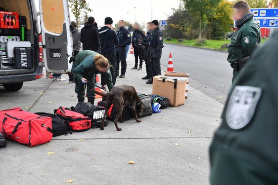 Schwerpunktfahndungs- und Kontrollaktionen der Polizei auf der A3 im Bereich der Tank- und Rastanlage Wiesbaden-Medenbach am Freitag, 15. November 2019. Rund 160 Kräfte darunter zwei Drogenspürhunde waren im Einsatz.