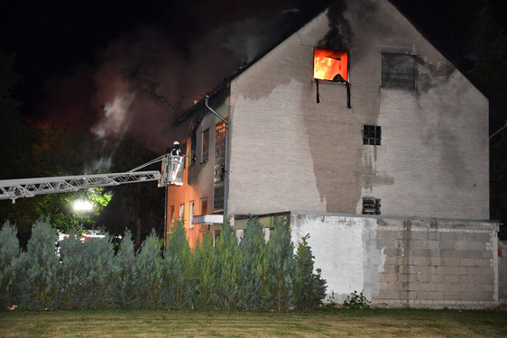 Wohnhausbrand in Kastel am Sonntagabend. Über 50 Feuerwehrkräfte löschen die Flammen.