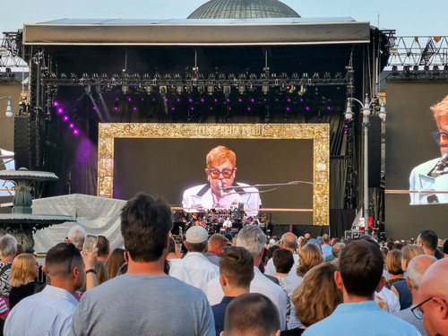 Elton John begeisterte bei seiner "Farewell Yellow Brick Road” Tour das Publikum auf dem Bowling Green in Wiesbaden vor dem Kurhaus.