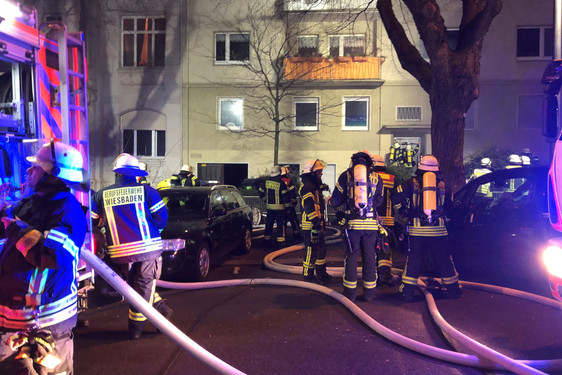 Wohnungsbrand in der Wielandstraße in Wiesbaden. Feuerwehr und Rettungssanitäter sowie Notärzte im Einsatz.