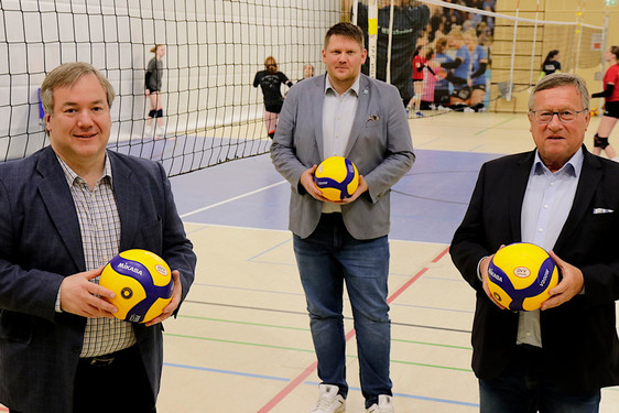 HVV-Präsident Thomas Petigk (li.) besiegelte gemeinsam mit VCW-Vorsitzenden Detlev Bendel (re.) und VCW-Geschäftsführer Christopher Fetting die Kooperation im Sinne des hessischen Volleyballs.