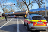 Lok eines Güterzugs ist am Dienstagnachmittag in Wiesbaden-Biebrich entgleist. Die Kesselwagen blockierten rund zwei Stunden sie Kasteler Straße.