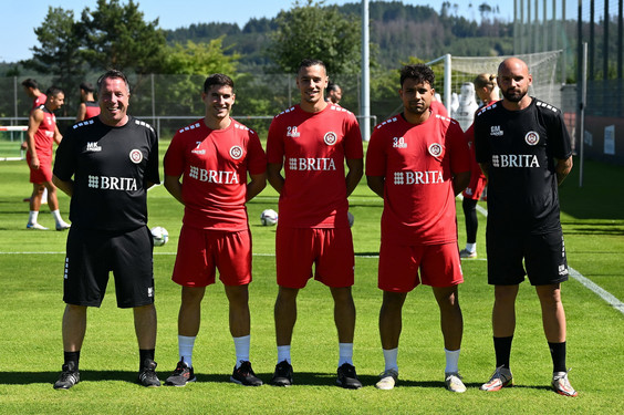 Das Team des SV Wehen Wiesbaden absolvierte am Dienstagnachmittag ihre erste Trainingseinheit