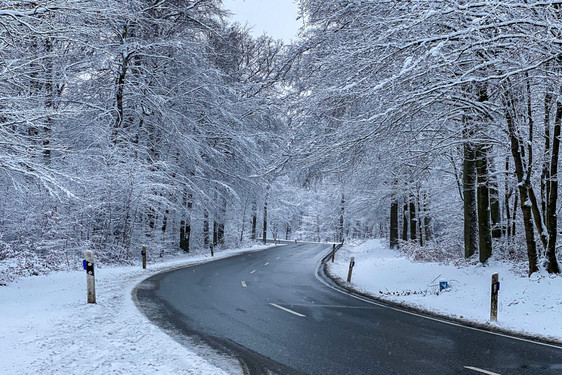 Großer Andrang in Wintersport- und Schneegebieten in Wiesbaden und dem Taunus am Samstag. Die Polizei führte Verkehrsüberwachungen und Lenkmaßnahmen durch. Außerdem musste sie zahlreiche Falschparker aufschreiben.