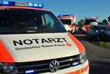 Autofahrerin verursachte am Samstag auf der L3028 zwischen Nordenstadt und Delkenheim einen Unfall und kollidierte dabei mit einem entgegenkommenden Pkw. Die Frau erlitt dabei schwer Verletzungen. Rettungskräfte versorgen die junge Frau.
