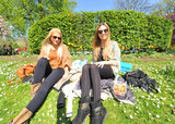 Zwei Frauen genießen den Frühlingstag im Wiesbadener Stadtpark