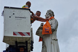 Die Stadt Wiesbaden unterstützt eine Aktion, bei der Denkmäler  mit orangefarbenen Schals geschmückt werden, um uf die Krankheit Multiple Sklerose aufmerksam zu machen.