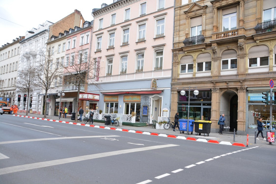 Geschützte Radstreifen sollen das radfahren in Wiesbaden sicherer machen.