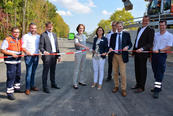 Mit einer kleinen Feier wurde am Mittwoch, 19. September, der erste Abschnitt der Notfallzufahrt der neuen Helios Dr. Horst Schmidt Klinik eröffnet.