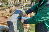 Mit einem speziellen Messgerät wird die Standsicherheit von Grabsteinen überprüft