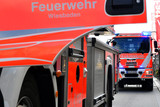 Einen größeren Einsatz der Feuerwehr verursachte am frühen Samstagabend eine bislang unbekannte Frau in Wiesbaden, nachdem sie einen Feuerlöscher im Treppenhaus eines Mehrfamilienhauses grundlos benutzte.