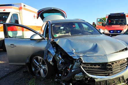 Am frühen Montagmorgen wurde ein 26 Jahre alter VW-Fahrer bei einem Unfall auf der Flughafenstraße in Wiesbaden-Erbenheim bei der Kollision mit einem anderen Auto schwer verletzt.
