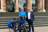 Wiesbadens OB Mende empfing Oliver Trelenberg, einem Krebsaufklärer, der mit seiner Fahrradtour durch Deutschland über Krebserkrankungen aufklärt und Spenden sammelt.