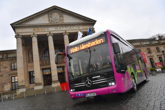 Die ersten 3 Batteriebusse (E-Busse) für Wiesbaden wurden am Montag vorgestellt und machten gleiche eine Rundfahrt  durch die Stadt.