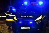 Ein Ehepaar wurde am frühen Montagabend in ihrem Wohnhaus in Wiesbaden von zwei Täter brutal überfallen.