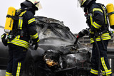 Nachdem es bereits am frühen Samstagmorgen im Färcherweg im Wiesbadener Stadtteil Mainz-Kastel zu einem Fahrzeugbrand gekommen war, brannte das betroffene Auto am Sonntagnachmittag erneut. Die Feuerwehr löschte die Flammen.