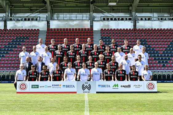 Das neue Mannschaftsfoto des SV Wehen Wiesbaden