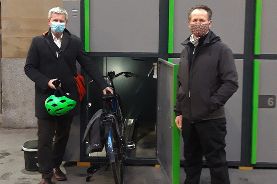 Neue Radboxen im Hauptbahnhof Wiesbaden. Verkehrsdezernent Andreas Kowol und Bahnhofsmanager der Deutschen Bahn Benjamin Schmidt stellten das neue Bike+Ride-Angebot vor.