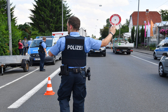 Bilanz der Sicherheitswoche 2018: Kleintransporter und Paketdienstleister mit vielen Mängeln. Die Polizei kontrolliert einen Klein-Lkw in Wiesbaden.