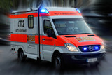 Ein Kind wurde am Sonntagabend in Wiesbaden von einem Auto erfasst. Rettungskräfte versorgten das 5-jährige Mädchen.