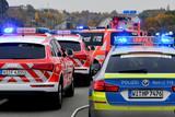 Zu einem schwerer Unfall im Baustellenbereich der A3 am Wiesbadener Kreuz kam es am Dienstagnachmittag. Daran beteiligt, ein Lkw und zwei Autos. Ein Fahrzeug überschlug sich. Zwei Personen wurde verletz. Feuerwehr, Polizei und Sanitäter waren im Einsatz.