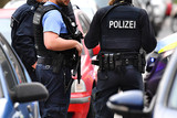 Ein vermeintlicher Scherz löste am Mittwochmittag einen Polizeieinsatz an einer Schule in Wiesbaden aus.