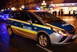 Der Verursacher eines Unfall in der Nacht zum Samstag ist anschließend vor der Polizei in Wiesbaden geflüchtet. Dabei stürzte er von einer Kirchenmauer und verletzte sich.