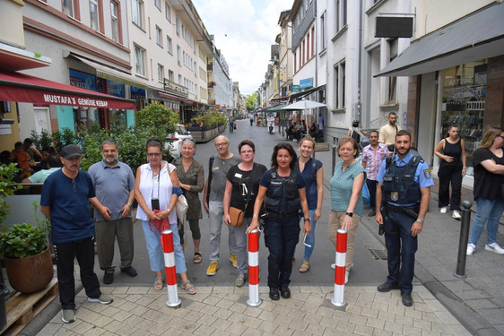 Endlich wurden in der Wellritzstraße im Wiesbadener Westend versenkbare Poller gesetzt. Die Poller sollen außerhalb der Lieferzeiten den Durchgangsverkehr fern halten und gleichzeitig die Verkehrssicherheit erhöhen.