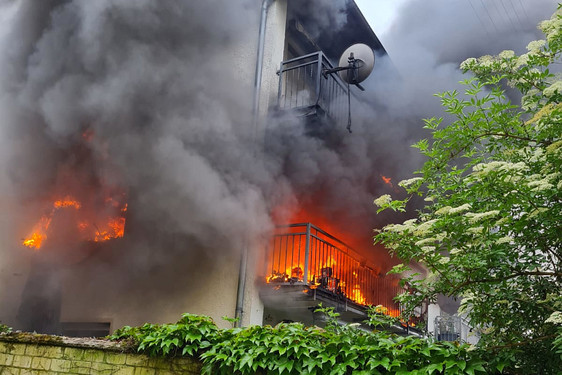 Mehrere Verletzte am Samstag nach Wohnungsbrand in Breckenheim. Zwei Bewohner:innen mussten über den Balkon gerettet werden. Feuerwehr rief Großeinsatz aus.